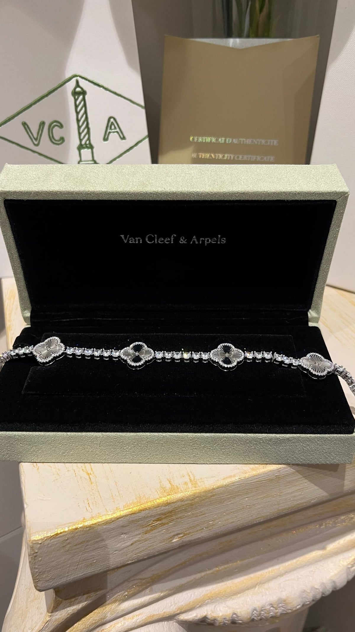 V - Bracelet