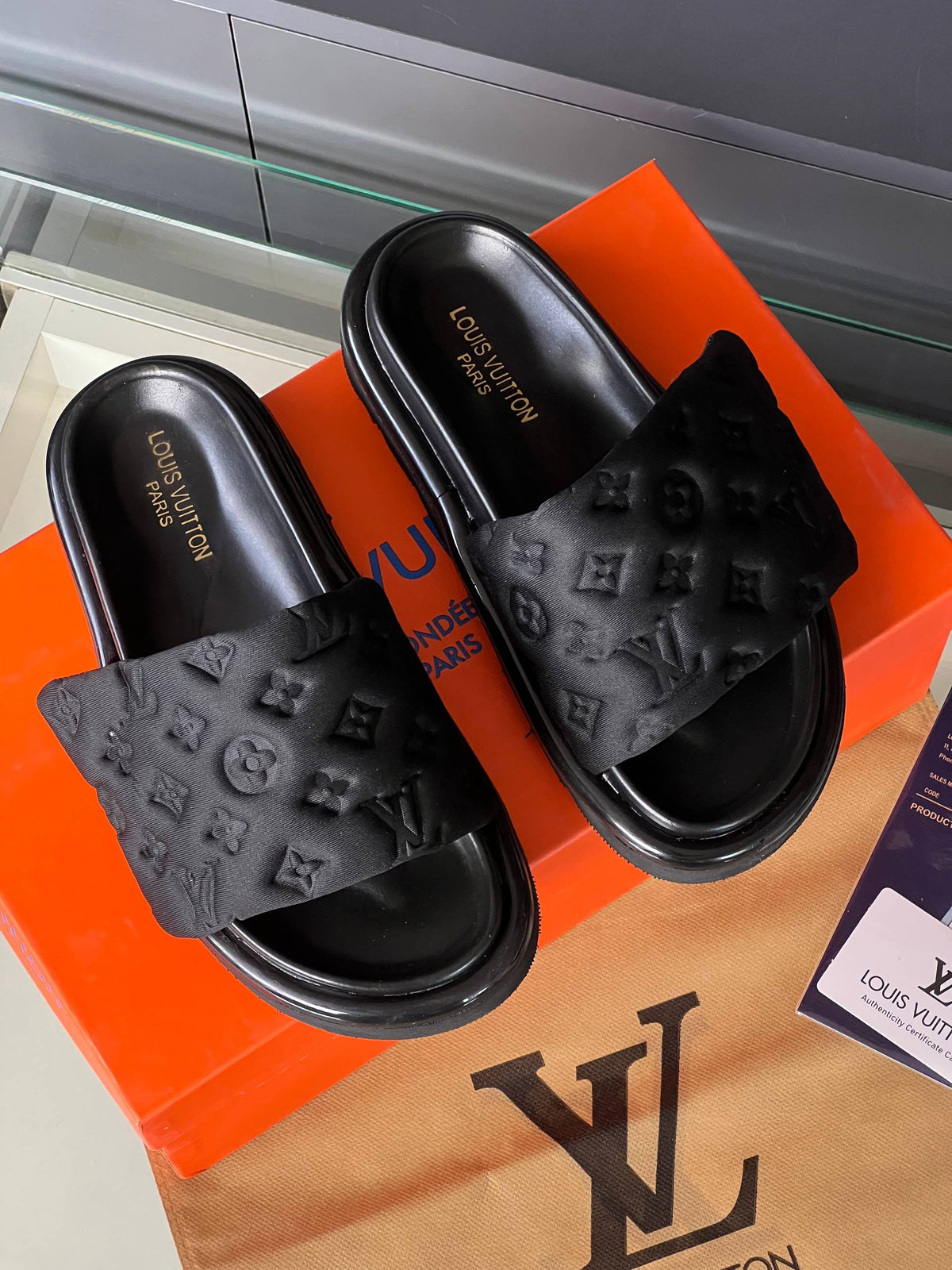 'L - Slippers