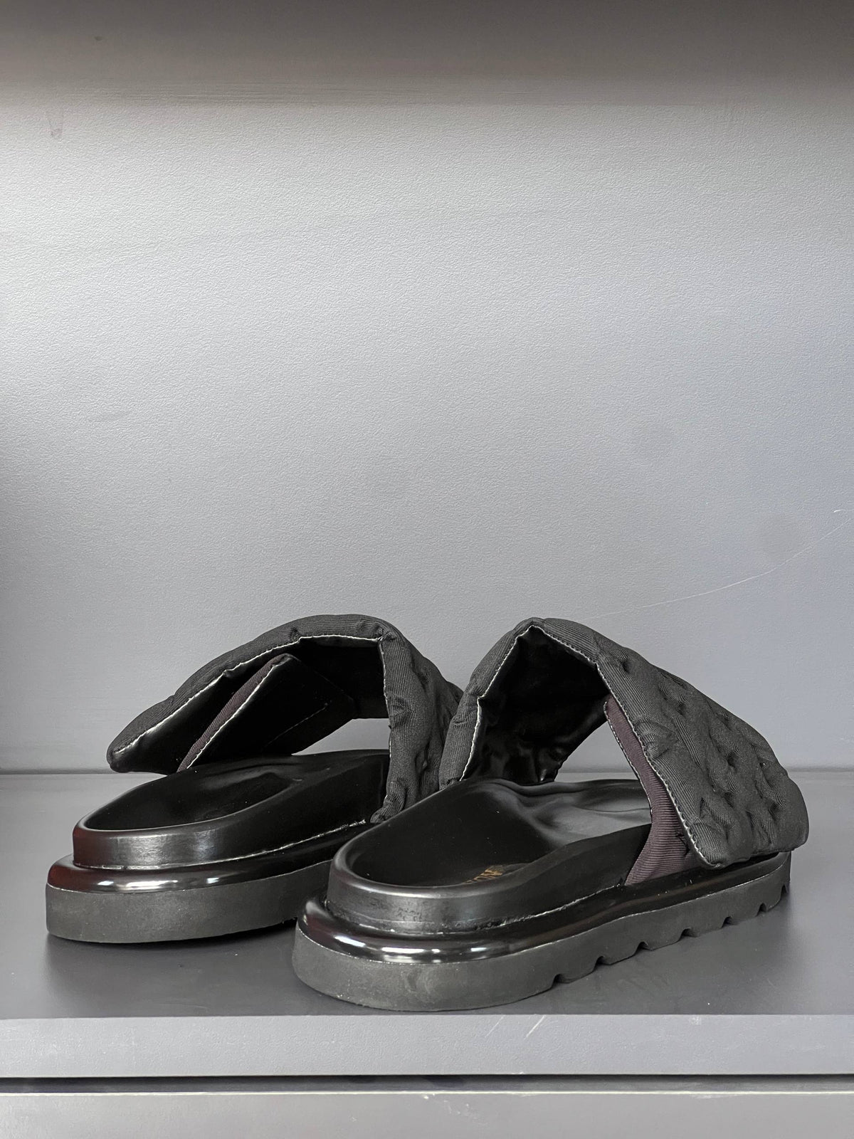 'L - Slippers