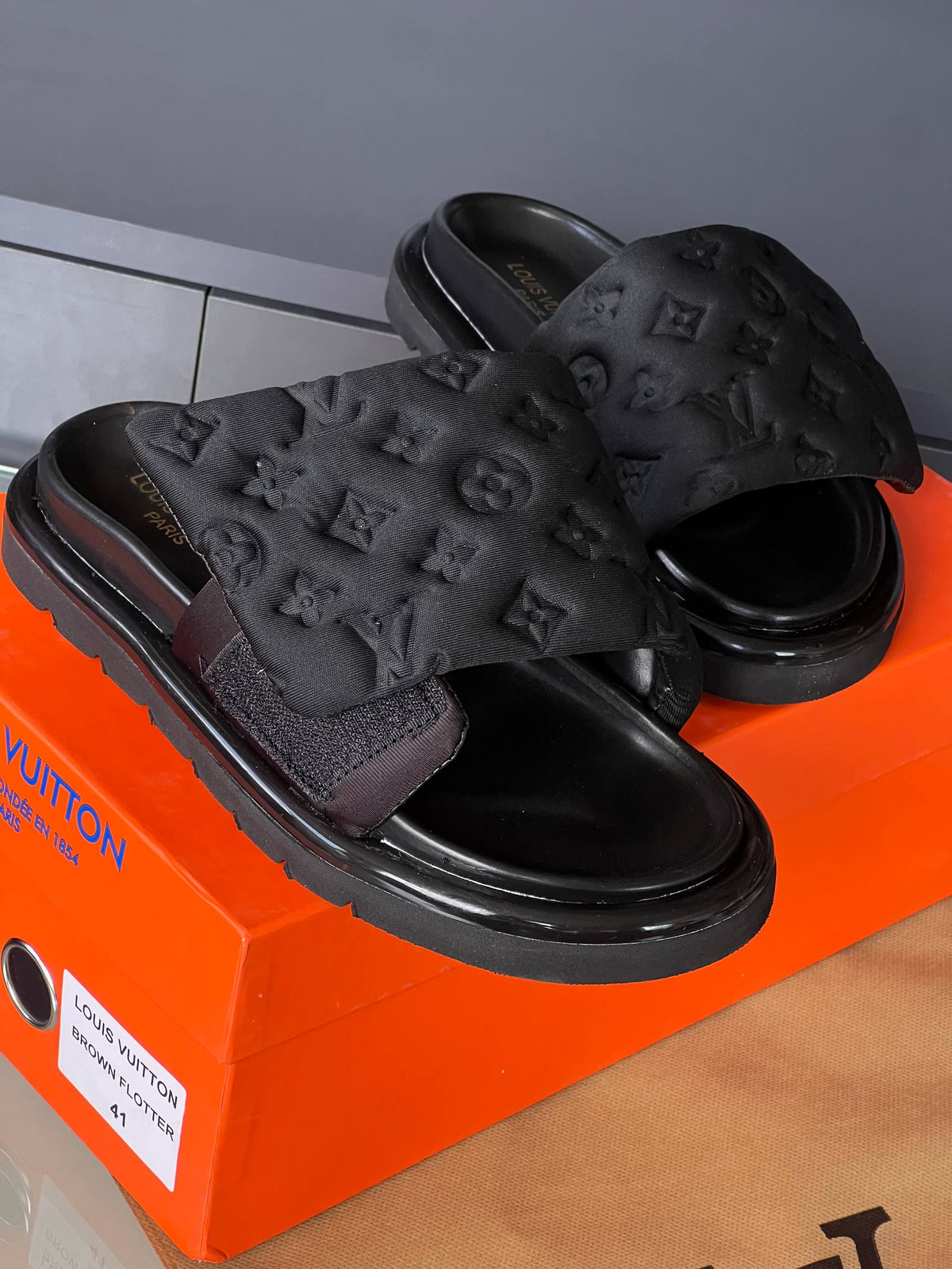'L - Slippers