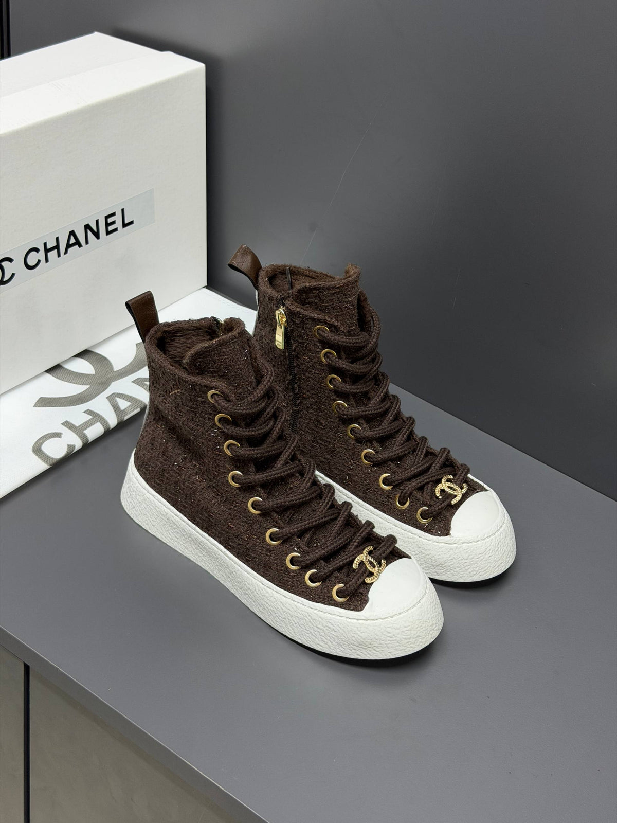 '-24P High-top Sneakers