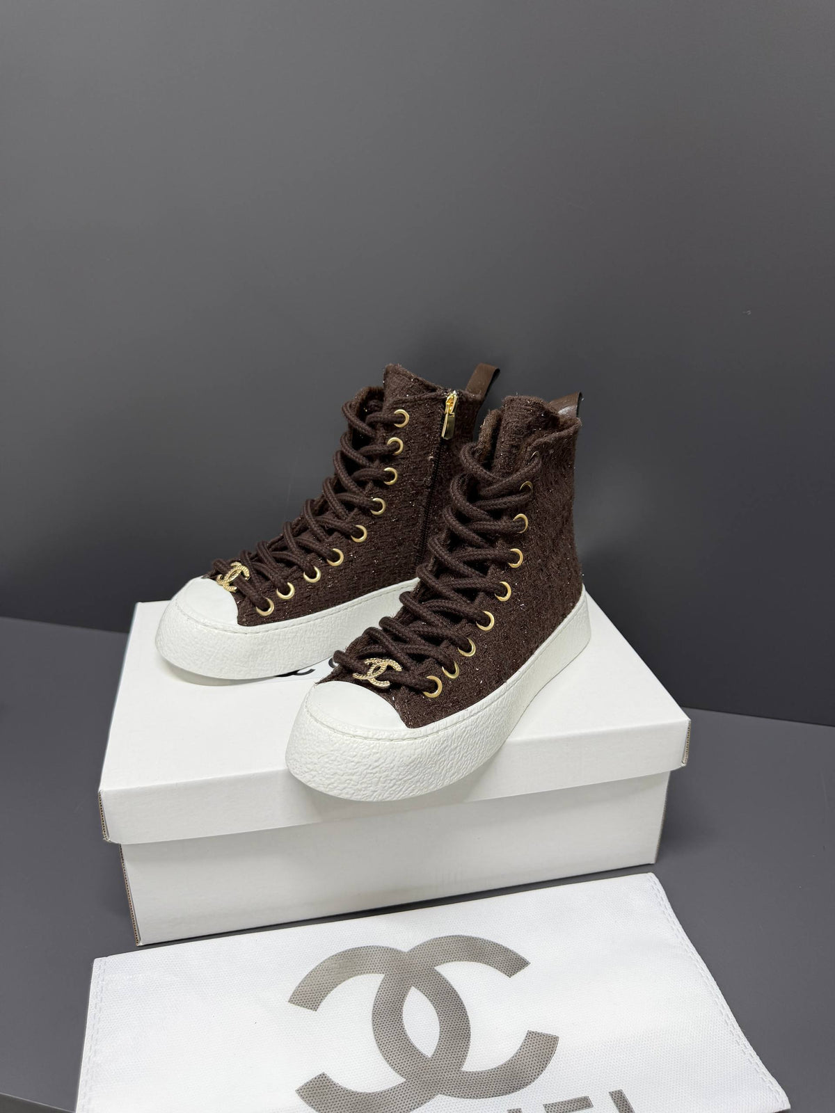 '-24P High-top Sneakers