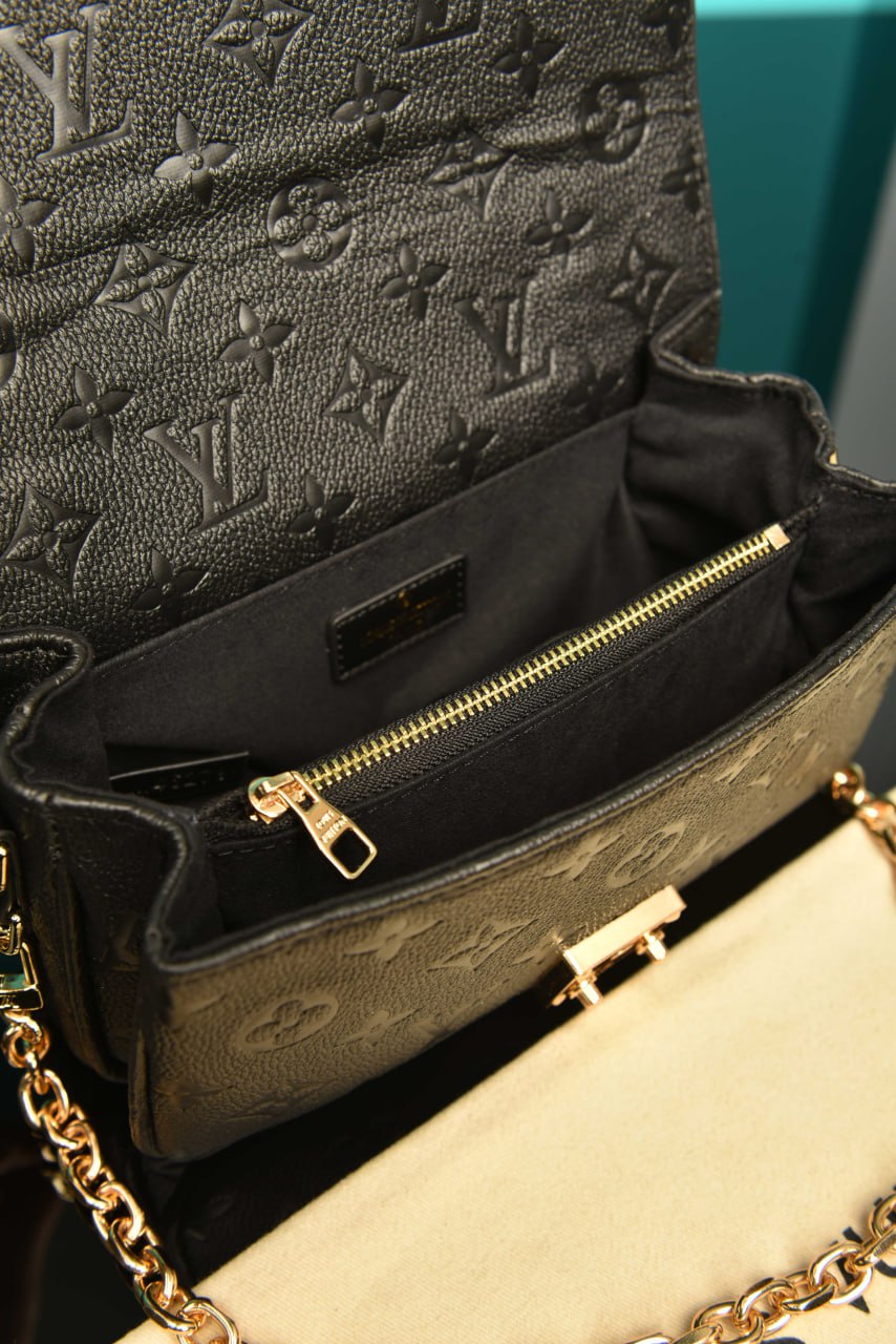 Pochette Metis East