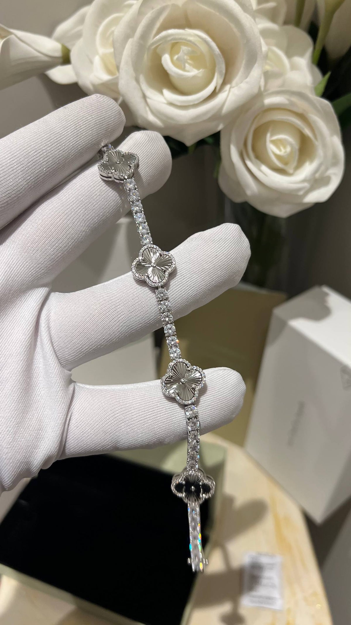 V - Bracelet