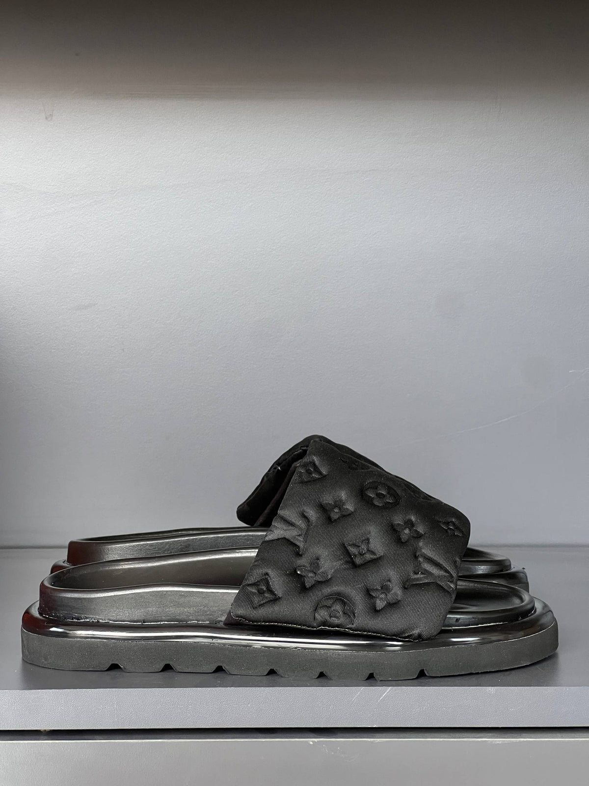 'L -  Slippers