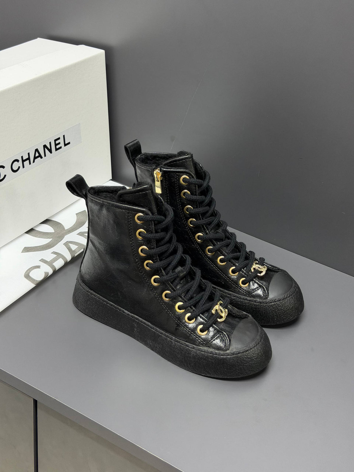 '-24P High-top Sneakers