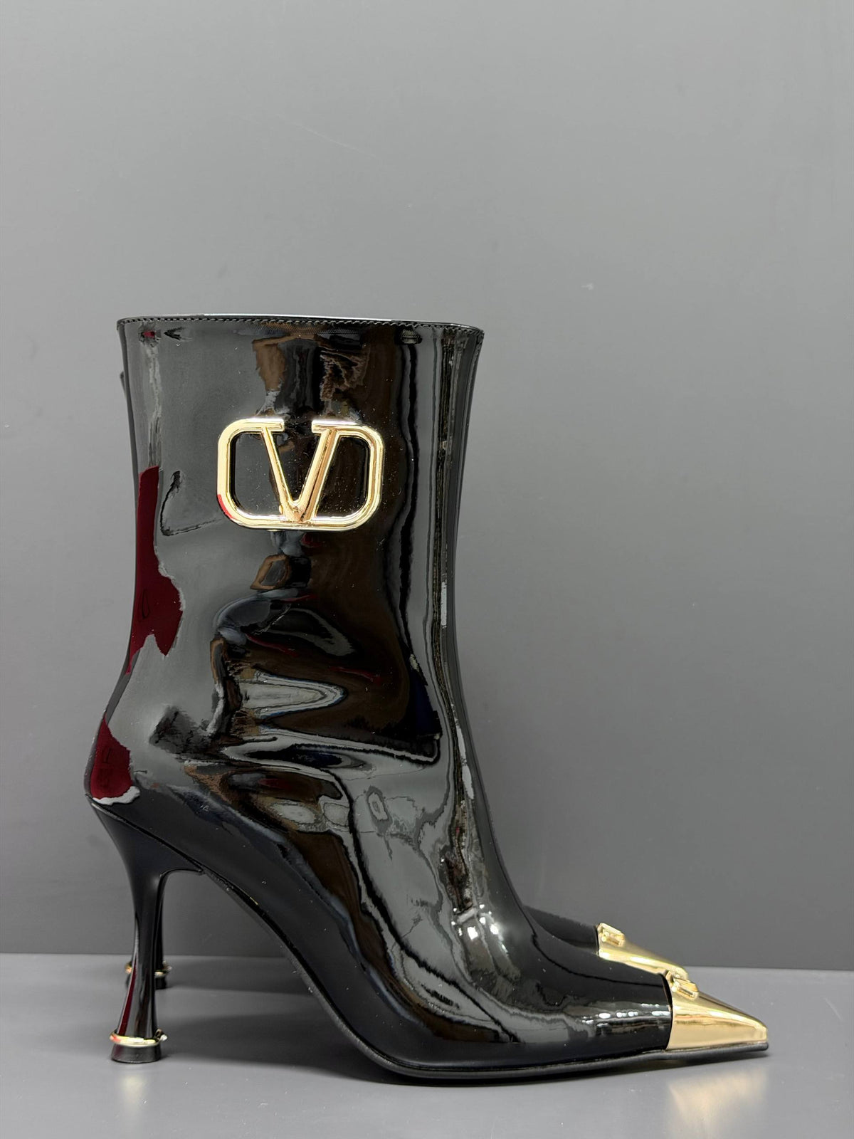 'V - Heel Boots