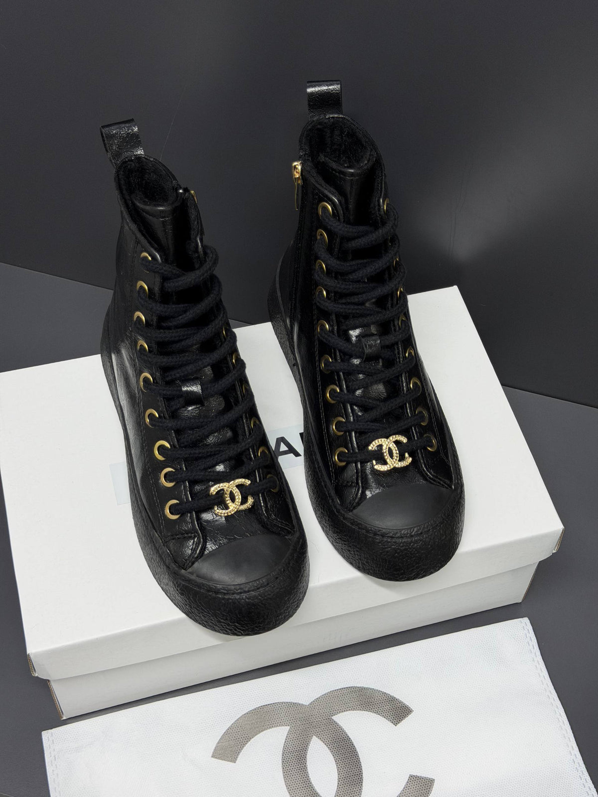 '-24P High-top Sneakers