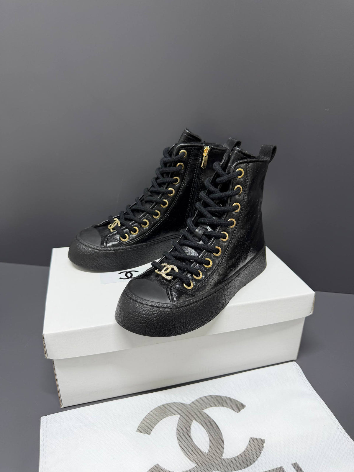 '-24P High-top Sneakers