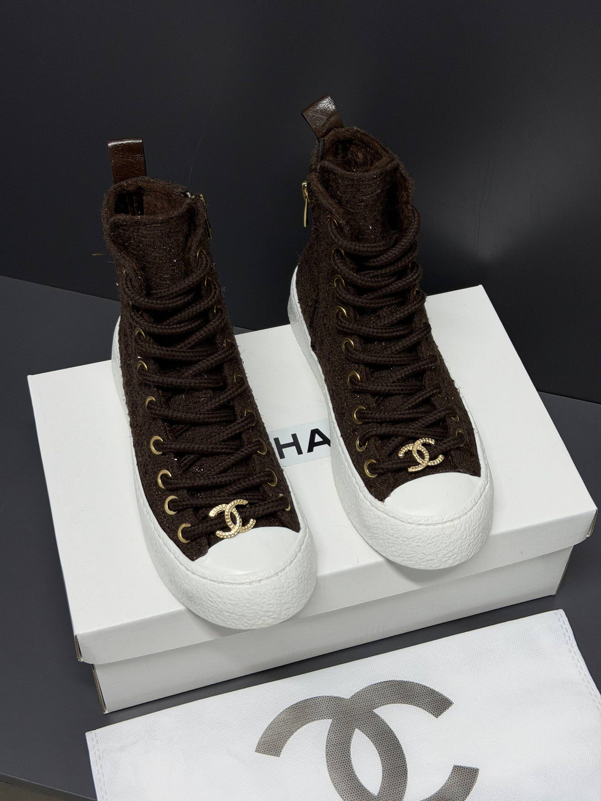 '-24P High-top Sneakers