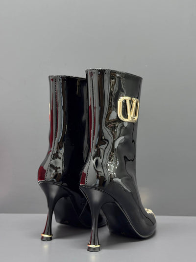 'V - Heel Boots
